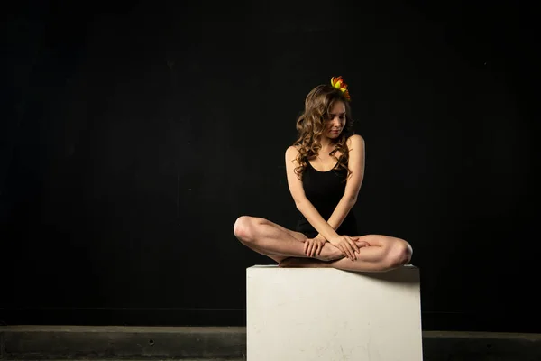 蓮の花の位置の黒の女の子は蓮と手で瞑想します — ストック写真