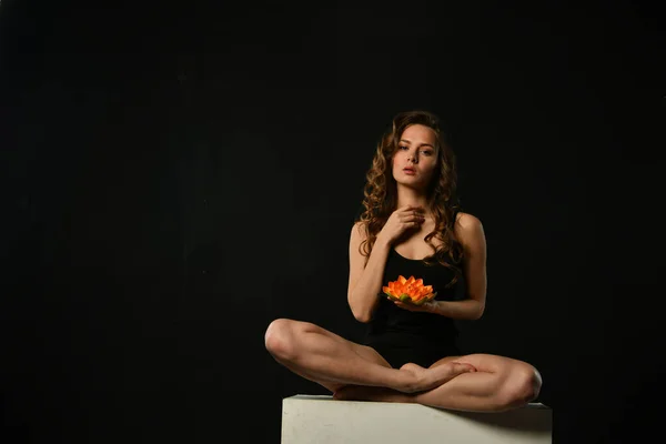 Meisje Zwart Lotus Positie Mediteert Met Lotus Hand — Stockfoto