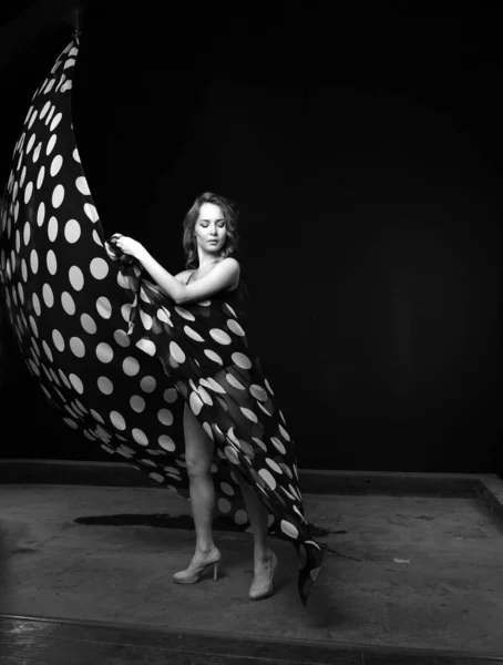 Gyönyörű Lány Fekete Táncol Fekete Pareo — Stock Fotó