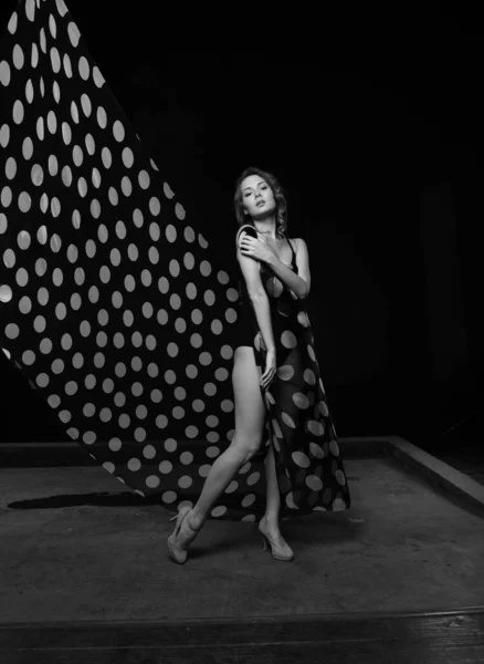 Gyönyörű Lány Fekete Táncol Fekete Pareo — Stock Fotó