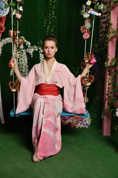 Mädchen Rosa Japanischem Kimono Auf Einem Hintergrund Aus Blumen — Stockfoto