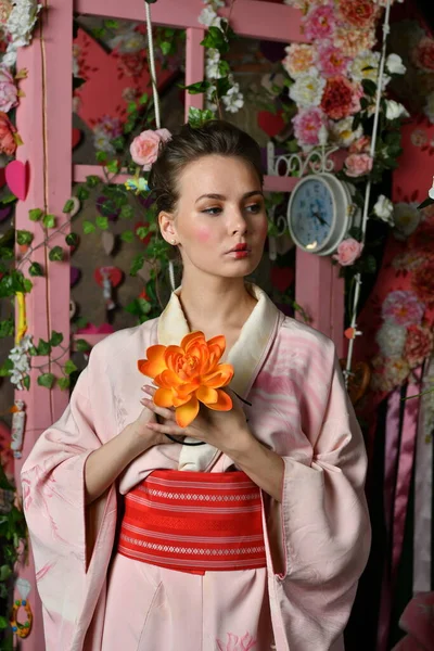 Meisje Roze Japanse Kimono Een Achtergrond Van Bloemen — Stockfoto