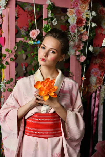 Meisje Roze Japanse Kimono Een Achtergrond Van Bloemen — Stockfoto