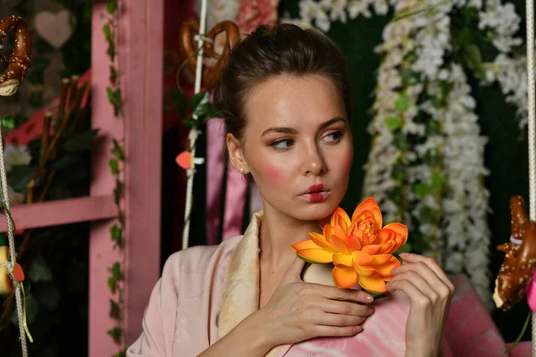 Chica Rosa Japonés Kimono Fondo Flores — Foto de Stock