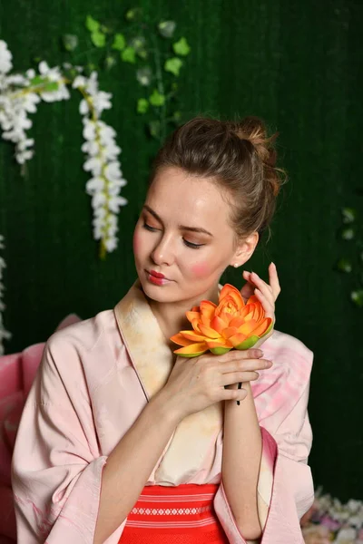 Meisje Roze Japanse Kimono Een Achtergrond Van Bloemen — Stockfoto