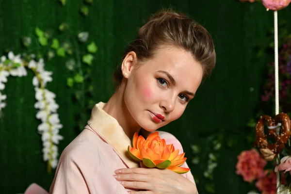 Meisje Roze Japanse Kimono Een Achtergrond Van Bloemen — Stockfoto