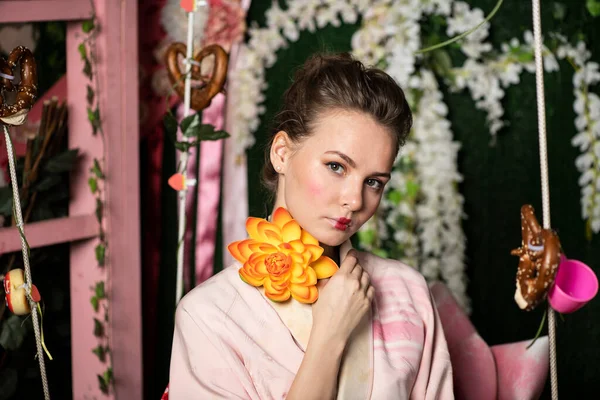Chica Rosa Japonés Kimono Fondo Flores — Foto de Stock