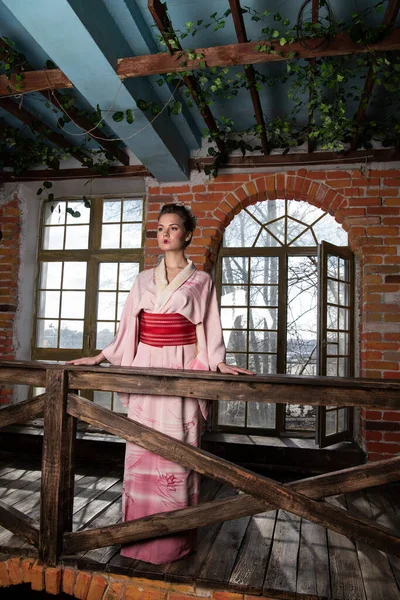 Menina Rosa Kimono Japonês Fundo Flores — Fotografia de Stock