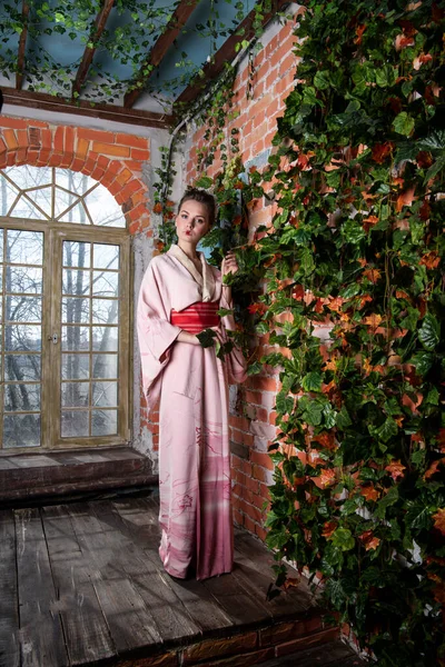 Meisje Roze Japanse Kimono Een Achtergrond Van Bloemen — Stockfoto