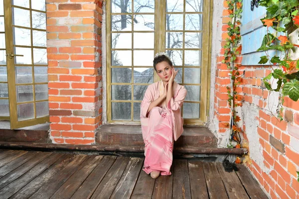 Fille Kimono Japonais Rose Sur Fond Rêves Fleurs Fenêtre — Photo