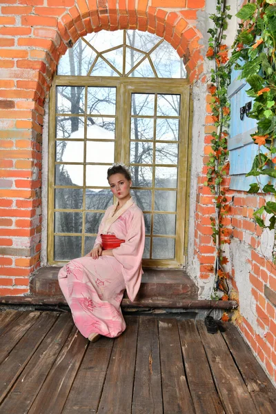 Meisje Roze Japans Kimono Een Achtergrond Van Bloemen Dromen Bij — Stockfoto