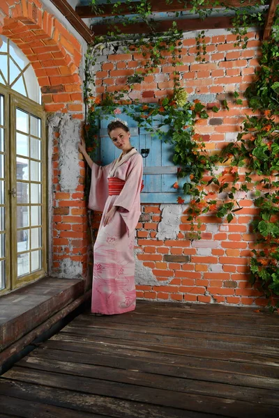 Девушка Розовом Японском Кимоно Фоне Цветов Мечты Окна — стоковое фото
