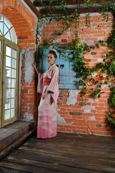 Девушка Розовом Японском Кимоно Фоне Цветов Мечты Окна — стоковое фото