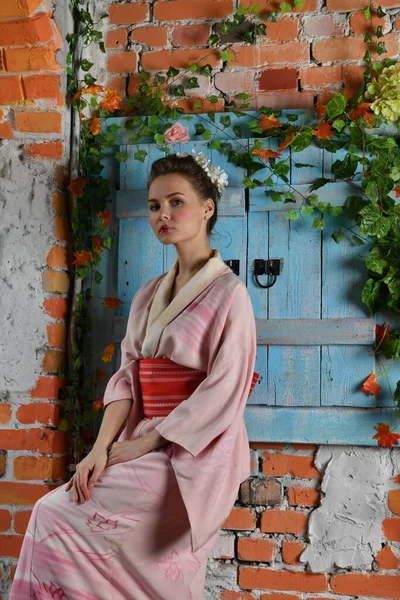 Mädchen Rosa Japanischem Kimono Auf Einem Hintergrund Aus Blumen Träumt — Stockfoto
