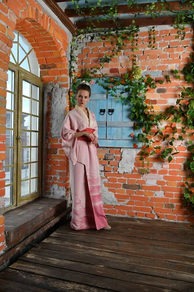 Meisje Roze Japans Kimono Een Achtergrond Van Bloemen Dromen Bij — Stockfoto