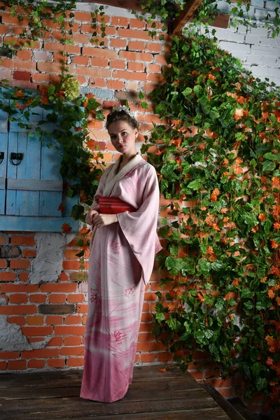 Mädchen Rosa Japanischem Kimono Auf Einem Hintergrund Aus Blumen Träumt — Stockfoto