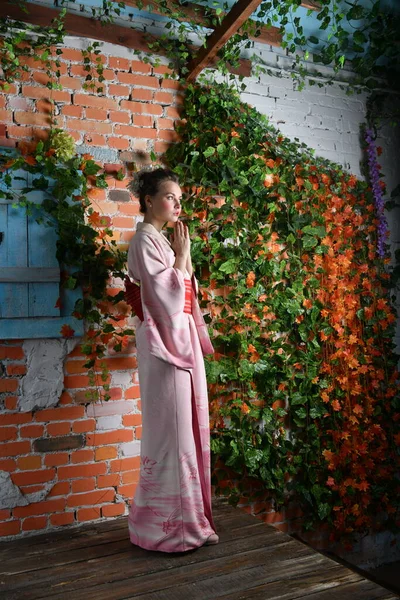 Дівчина Рожевому Японському Кімоно Фоні Квітів Пташиною Кліткою Руках — стокове фото
