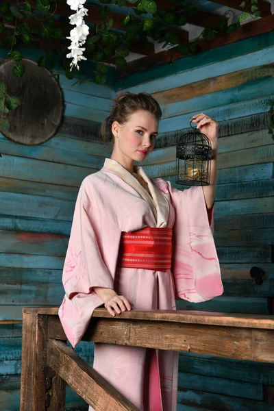 Meisje Roze Japans Kimono Een Achtergrond Van Bloemen Met Een — Stockfoto