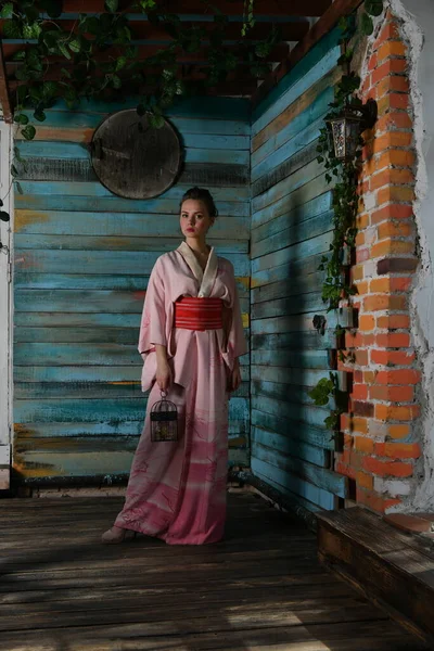 Flicka Rosa Japansk Kimono Bakgrund Blommor Med Fågelbur Händerna — Stockfoto