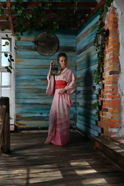 Дівчина Рожевому Японському Кімоно Фоні Квітів Пташиною Кліткою Руках — стокове фото