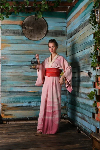 Meisje Roze Japans Kimono Een Achtergrond Van Bloemen Met Een — Stockfoto