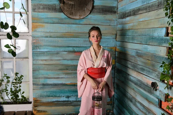 Chica Rosa Japonés Kimono Sobre Fondo Flores Con Una Jaula — Foto de Stock