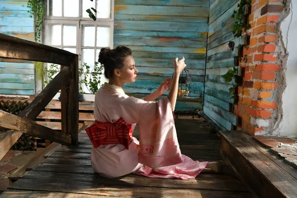 Meisje Roze Japans Kimono Een Achtergrond Van Bloemen Met Een — Stockfoto