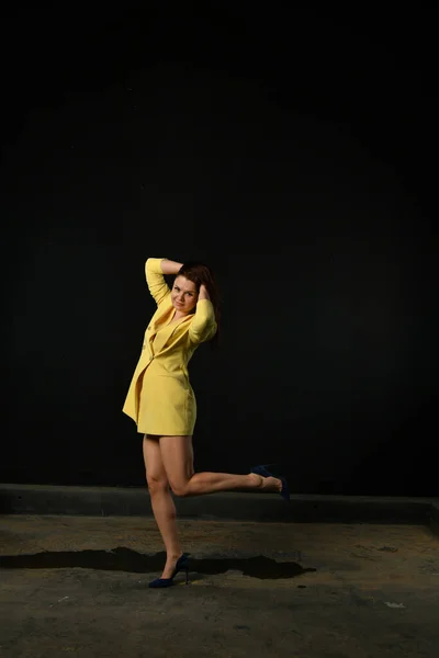 Menina Bonita Amarelo Posando Fundo Preto — Fotografia de Stock