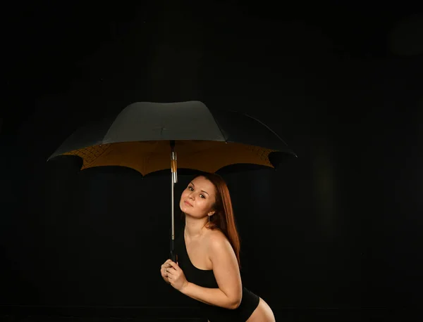 Siyah Elbiseli Güzel Bir Kız Siyah Bir Şemsiyeyle Poz Veriyor — Stok fotoğraf