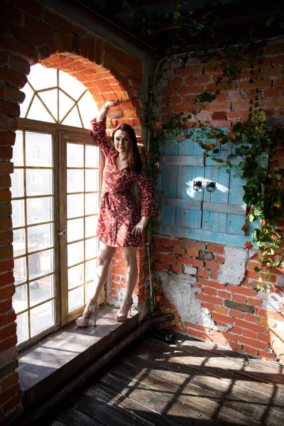 Belle Fille Dans Une Robe Rouge Posant Intérieur Chambre — Photo