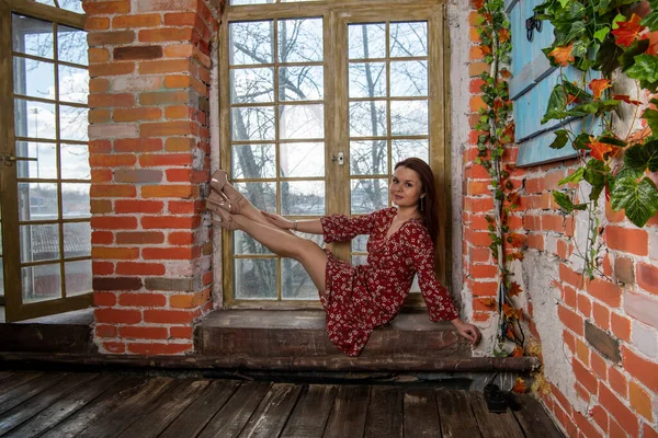 Mooi Meisje Een Rode Jurk Poseren Het Interieur Van Kamer — Stockfoto