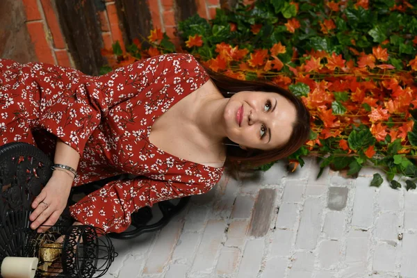 Belle Fille Dans Une Robe Rouge Posant Intérieur Chambre — Photo