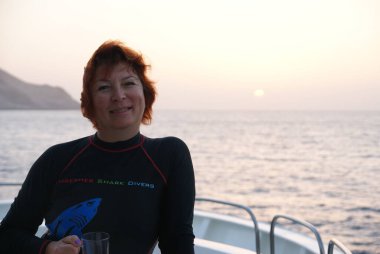 Dalgıç başarılı bir dalıştan sonra poz verir