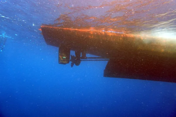 Fundo Barco Mergulho Com Parafuso Subaquático Sobre Fundo Azul — Fotografia de Stock