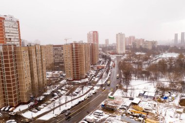 kavşakların ve otoyolların trafik kavşaklarının panoramik görüntüsü bir kuadrokopterden bağımsız