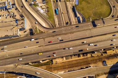 kavşakların ve otoyolların trafik kavşaklarının panoramik görüntüsü bir kuadrokopterden bağımsız