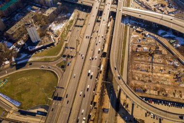 kavşakların ve otoyolların trafik kavşaklarının panoramik görüntüsü bir kuadrokopterden bağımsız