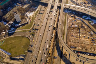 kavşakların ve otoyolların trafik kavşaklarının panoramik görüntüsü bir kuadrokopterden bağımsız