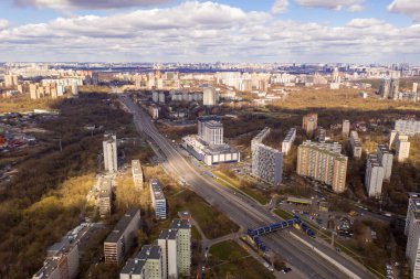 kavşakların ve otoyolların trafik kavşaklarının panoramik görüntüsü bir kuadrokopterden bağımsız