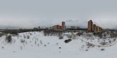 İHA 'dan ilk kar düştükten sonra şehrin ve nehrin panoramik görüntüsü