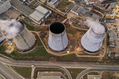 Kuadrokopterden alınan duman borularıyla kentsel sanayi manzarası