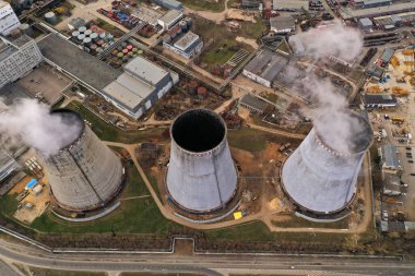 Kuadrokopterden alınan duman borularıyla kentsel sanayi manzarası
