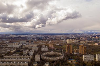 Bir kuadrokopterden alınan evler, yollar ve parklarla şehir panoramik manzarası