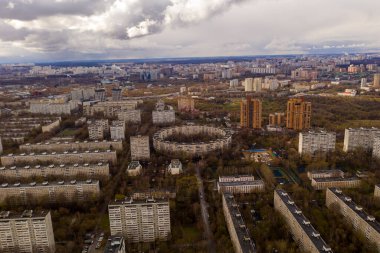 Bir kuadrokopterden alınan evler, yollar ve parklarla şehir panoramik manzarası
