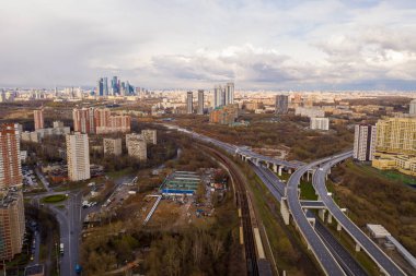 Şehir panoramik manzarası, gün batımında evler ve yollar bir kuadrokopterden çekiliyor.