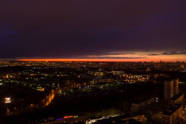 panoramik şehir manzaralı, geceleri evler ve yollar bir kuadrokopterden çekiliyor.