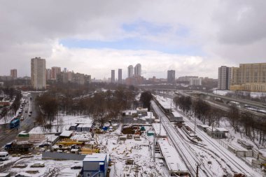 İHA 'dan ilk kar düştükten sonra şehrin ve nehrin panoramik görüntüsü