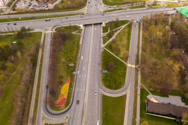 kavşakların ve otoyolların trafik kavşaklarının panoramik görüntüsü bir kuadrokopterden bağımsız