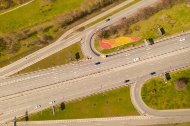 kavşakların ve otoyolların trafik kavşaklarının panoramik görüntüsü bir kuadrokopterden bağımsız