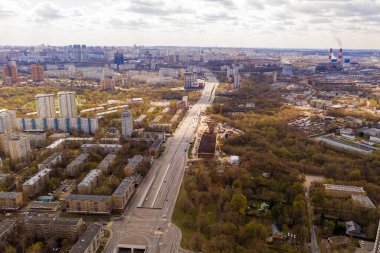 kavşakların ve otoyolların trafik kavşaklarının panoramik görüntüsü bir kuadrokopterden bağımsız
